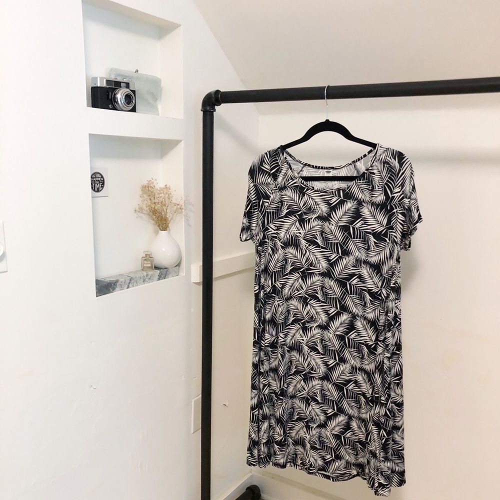 Old Navy Palm Print T-shirt Dress